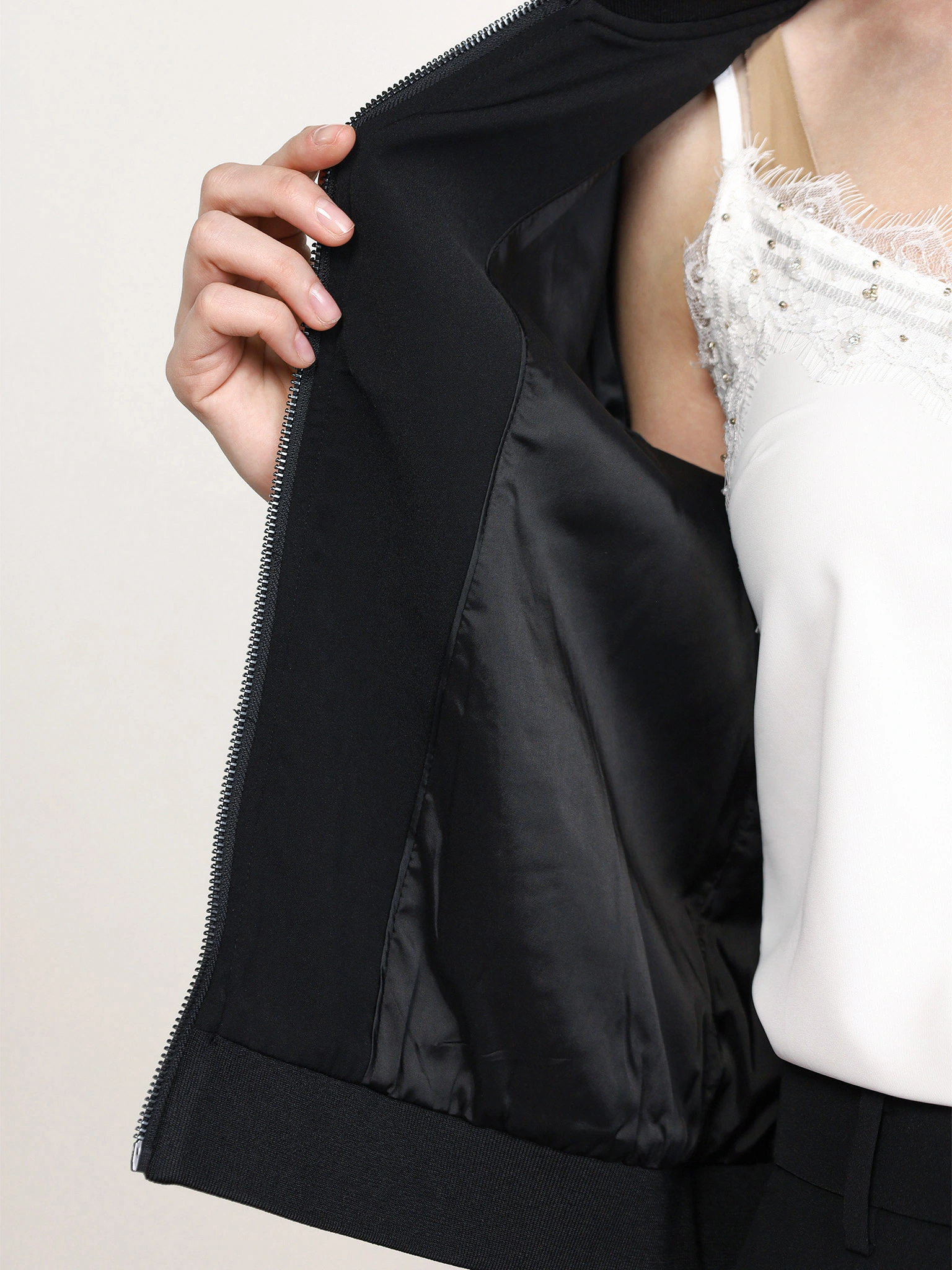 Куртка черного цвета со стразами